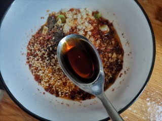 13、香辣藕片,加入两勺醋