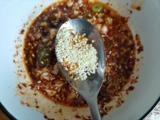 14、香辣藕片,加入适量的鸡精