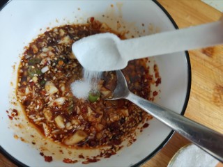 15、香辣藕片,加入适量的盐