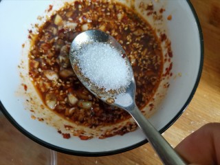 16、香辣藕片,加入一勺白糖