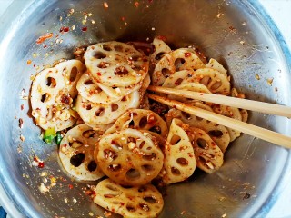 18、香辣藕片,调好的料汁，倒入莲藕里面，搅拌均匀，即可开吃