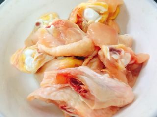 1、香脆芝麻辣子鸡,将鸡翅洗净。
