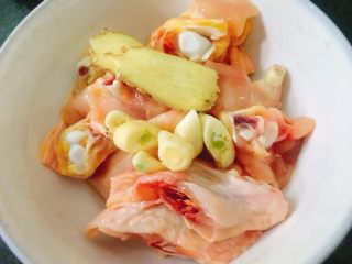 2、香脆芝麻辣子鸡,加入切好的姜片和蒜头。