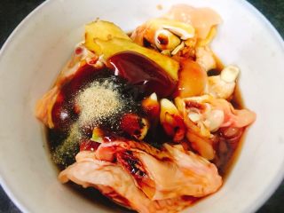 3、香脆芝麻辣子鸡,倒入蚝油、老抽、胡椒粉、料酒和少许食用油。