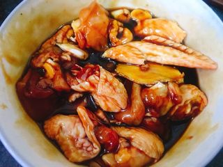 4、香脆芝麻辣子鸡,搅拌均匀，腌渍至少20分钟。