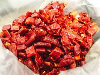 5、香脆芝麻辣子鸡,准备好辣子(干辣椒)。