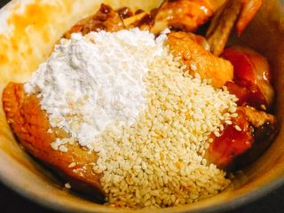 6、香脆芝麻辣子鸡,腌渍好的鸡翅倒入玉米淀粉个白芝麻。