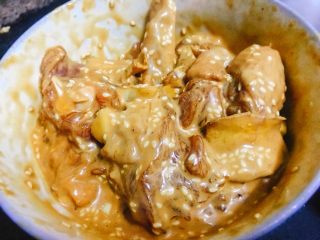 7、香脆芝麻辣子鸡,搅拌均匀。