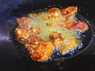 8、香脆芝麻辣子鸡,小火慢炸至两面金黄。