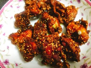 9、香脆芝麻辣子鸡,捞起沥干。