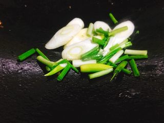 11、香脆芝麻辣子鸡,加入大小葱一起爆炒，