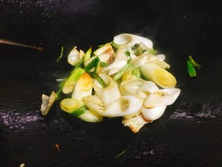 12、香脆芝麻辣子鸡,炒至出香气。