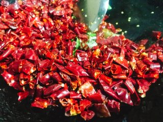 13、香脆芝麻辣子鸡,加入辣子，