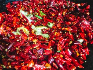 14、香脆芝麻辣子鸡,快速翻炒，