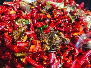 15、香脆芝麻辣子鸡,倒入炸好的鸡块，滴几滴花椒油，快炒20秒即可！