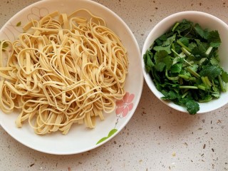 3、凉拌千张,将千张切成丝，香菜切成碎末