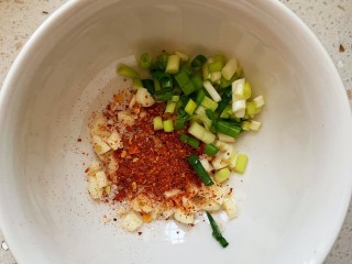 7、凉拌千张,将葱蒜末，辣椒面放入碗中