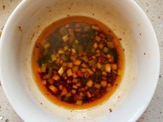 9、凉拌千张,然后加入适量生抽，白糖，盐，醋，香油