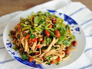 10、凉拌千张,将所有的食材拌在一起，拌匀即可