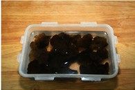 1、手撕凉菜,木耳提前泡好，摘去根部洗净杂质