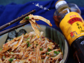 13、口水鸡,撒上小葱和熟的白芝麻即可，香味特浓。