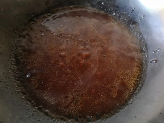 18、梅菜扣肉,小火煮开搅拌调成欠汁。