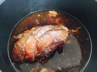 12、#咸味#  老天津卫特色酱牛肉,这是打开电压力锅锅盖后牛腱子炖熟的状态。 因为我只放了一瓶啤酒，没有加水，水位较低，所以牛腱子上边没有上色，没关系我们再加工一下，牛腱子的颜色就一致了。 如果您用的是普通的锅，就不存在牛腱子颜色不一样的状况，因为您可以随时打开锅盖，翻动牛腱子，使其上色均匀。