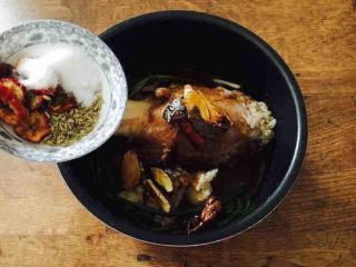 10、#咸味#  老天津卫特色酱牛肉,放入盐3勺盐，适量的小茴香，5片山楂，少许红曲米，桂皮2小块，花椒10粒。