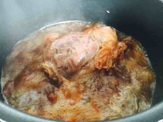 13、#咸味#  老天津卫特色酱牛肉,再加热一下，多翻动几次牛腱子，大约炖5～10分钟，就可以啦，先不用急于出锅，等酱牛腱子自然晾凉了再捞出来。