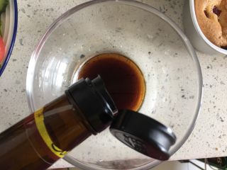 5、清蒸鲈鱼,加入酱油