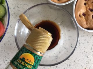 6、清蒸鲈鱼,加入蒸鱼豆豉，盐，糖，蚝油