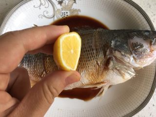 9、清蒸鲈鱼,挤上柠檬
