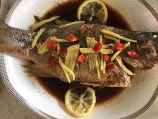 13、清蒸鲈鱼,蒸熟后放上辣椒