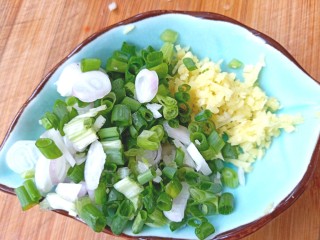 5、#爽口凉菜#凉拌野菜水芹菜,切好香葱花,姜末装盘备用