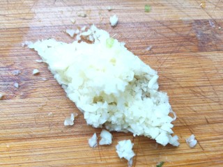 7、#爽口凉菜#凉拌野菜水芹菜,切成蒜末