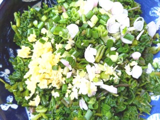 9、#爽口凉菜#凉拌野菜水芹菜,水芹菜装碗,放葱花,姜末,