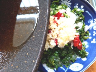 13、#爽口凉菜#凉拌野菜水芹菜,烧好油,泼入碗中蒜泥和辣椒段