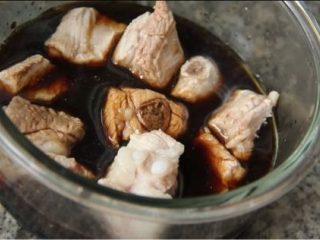 2、糖醋排骨,煮好后捞出，放入生抽、老抽、料酒、香醋 比例为1：0.5：1：1，腌20分钟
