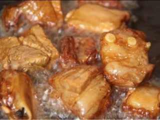 3、糖醋排骨,腌好后下油锅炸至金黄色捞出