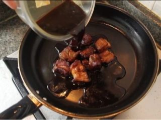 4、糖醋排骨,换平底锅，加入腌肉用的料汁