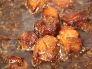 7、糖醋排骨,大火煮开 闷十分钟！大火收汁！收汁一定要不停翻！要每块排骨都有浓浓的糖汁！