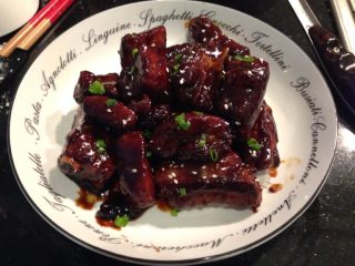 8、糖醋排骨,最后装盘，加点香葱和芝麻做点缀
