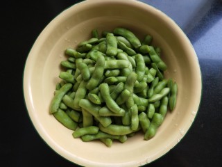 2、凉拌毛豆,毛豆去两头，洗净。