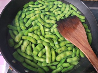 4、凉拌毛豆,放入毛豆，放适量的盐，滴几滴油。