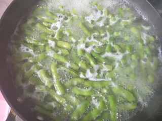 5、凉拌毛豆,水开后煮五分钟捞出。