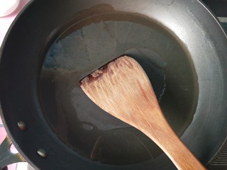 9、凉拌毛豆,锅内放油，烧至微微冒烟。