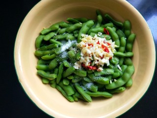 11、凉拌毛豆,放白糖，食用盐。