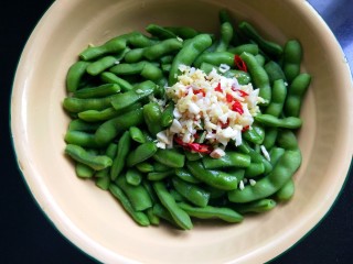 10、凉拌毛豆,将油淋入碗中。