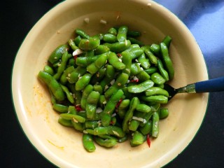 13、凉拌毛豆,拌匀。