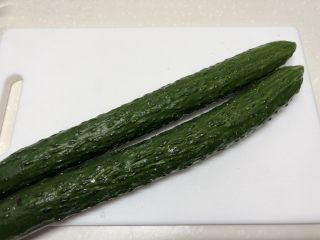 1、快手凉菜-拍黄瓜,2根黄瓜洗净，擦干表面水分